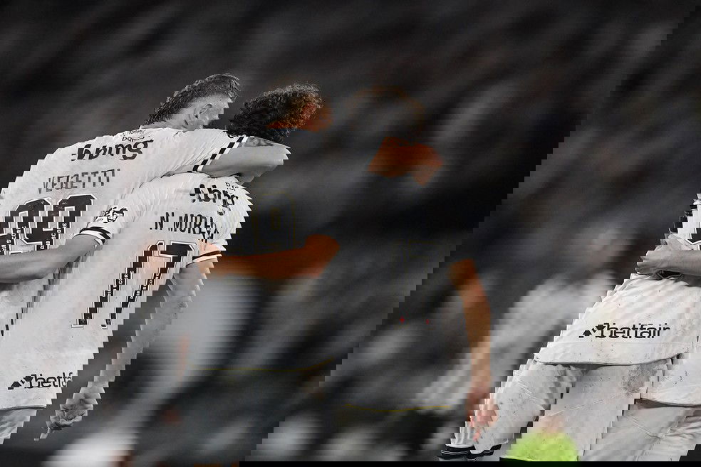 20251031-125037-1-4-nuno-moreira-e-vegetti-em-botafogo-x-vasco-foto-thiago-ribeiroagif-1 Jogadores do Vasco celebrando juntos após gol.