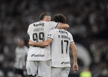 Jogadores do Vasco celebrando vitória no campo.