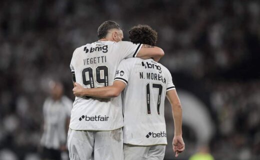 Jogadores do Vasco celebrando vitória no campo.