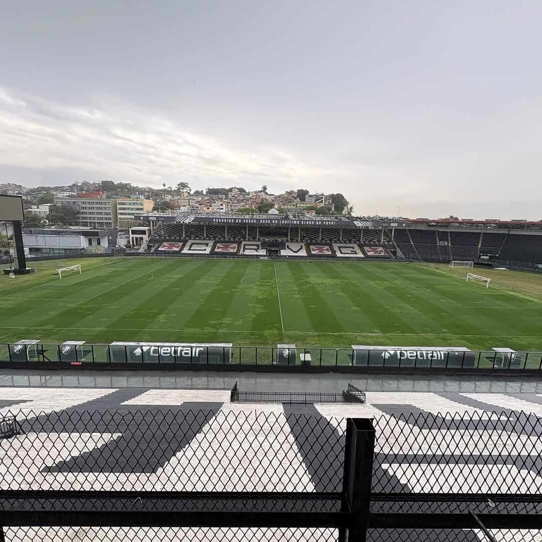 Estádio de futebol do Vasco da Gama com gramado e arquibancadas.