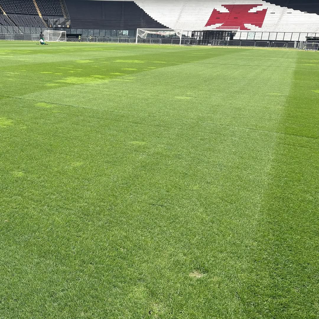 20251031-152925-1-2 Gramado do estádio do Vasco da Gama com arquibancadas ao fundo.