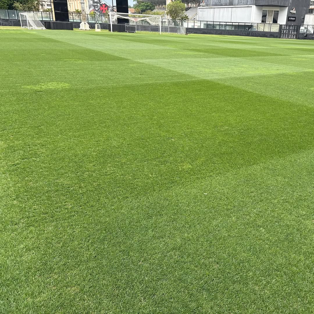 20251031-152926-1-3 Gramado de campo de futebol bem cuidado no estádio Vasco da Gama.