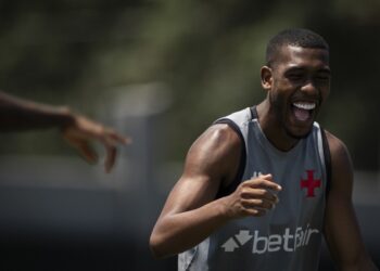 Com a volta de Rayan, confira a formação que o Vasco pode utilizar no confronto contra o São Paulo.