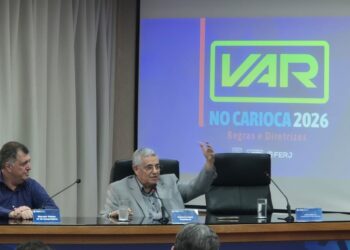 VAR no Carioca 2026 discussão em conferência oficial no palco.