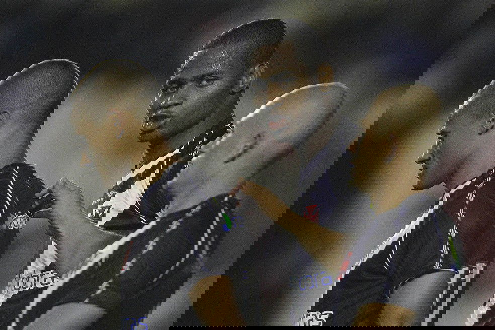 20251031-194723-1-10-dede-em-acao-pelo-vasco-ao-lado-de-wendell-e-nei-foto-wagner-meieragif-1 Jogadores do Vasco comemorando gol no campo.