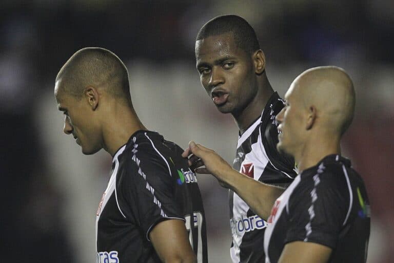 Jogadores do Vasco em campo comemorando gol.