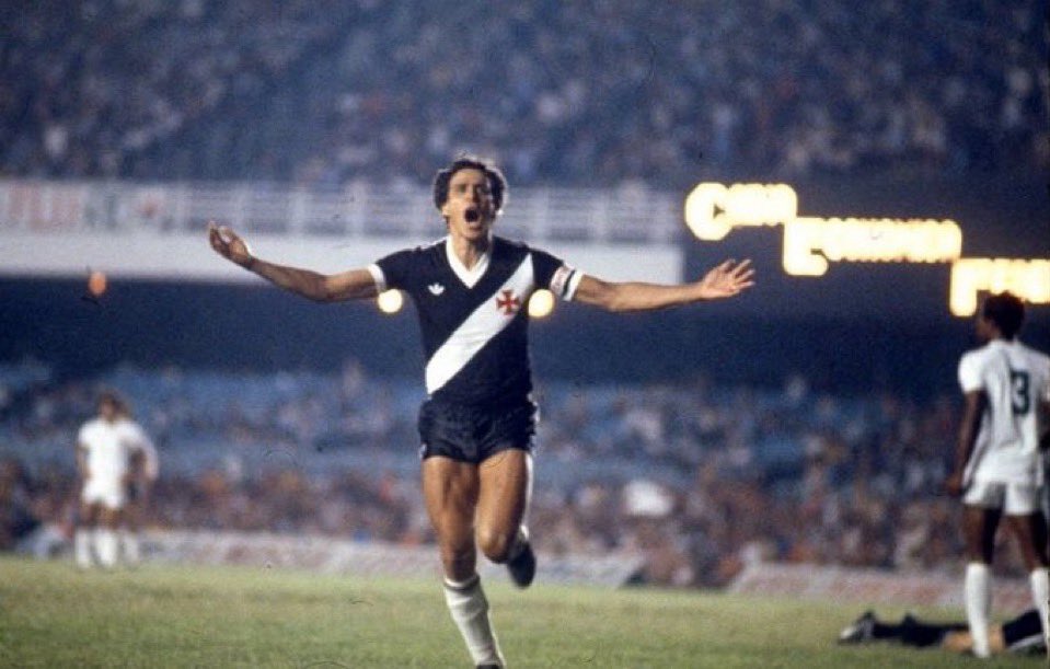 20251031-203520-1-2 Bandeira do Vasco na camisa do jogador.