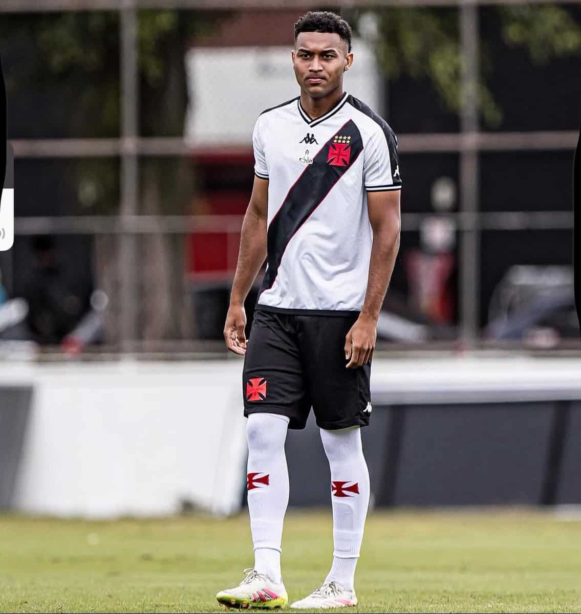 Vascaio com uniforme do Vasco, em campo de futebol.