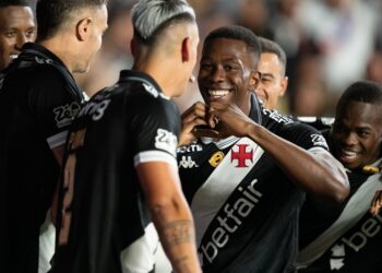 Jogadores do Vasco comemorando vitória juntos.