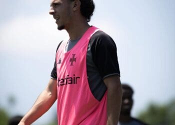 Jogador do Vasco treinando com colete rosa.