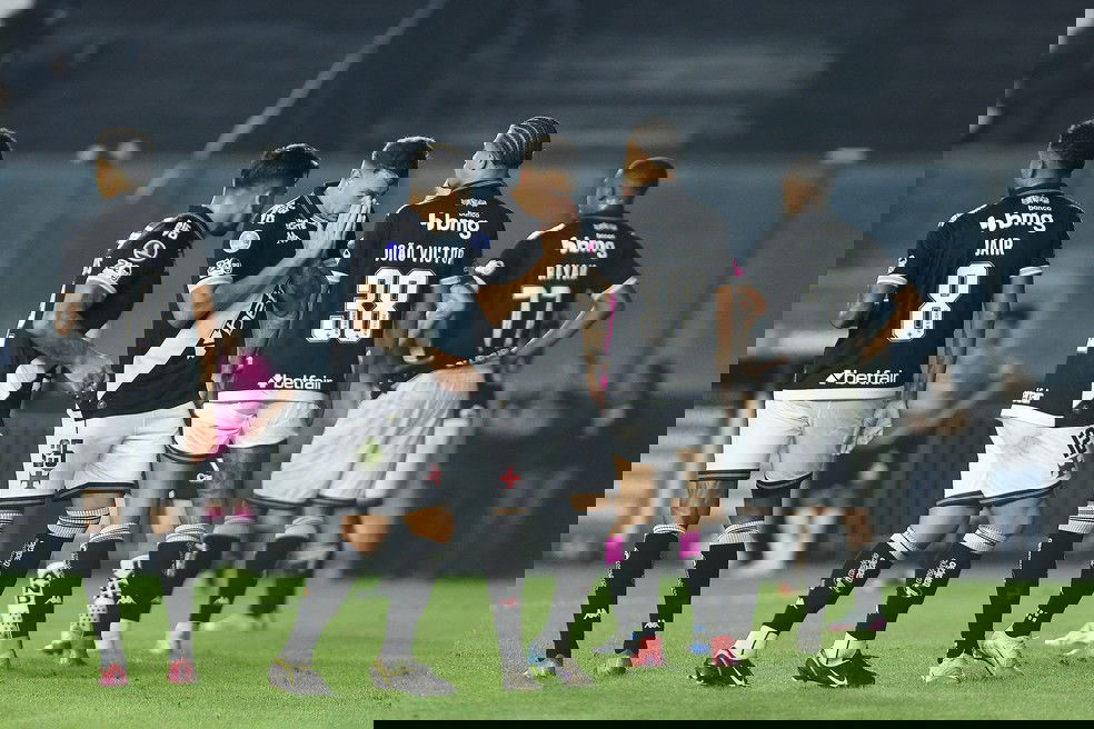 20251101-130503-1-16-vasco-x-independiente-del-valle-foto-andre-durao-ge Jogadores do Vasco em campo, comemorando.