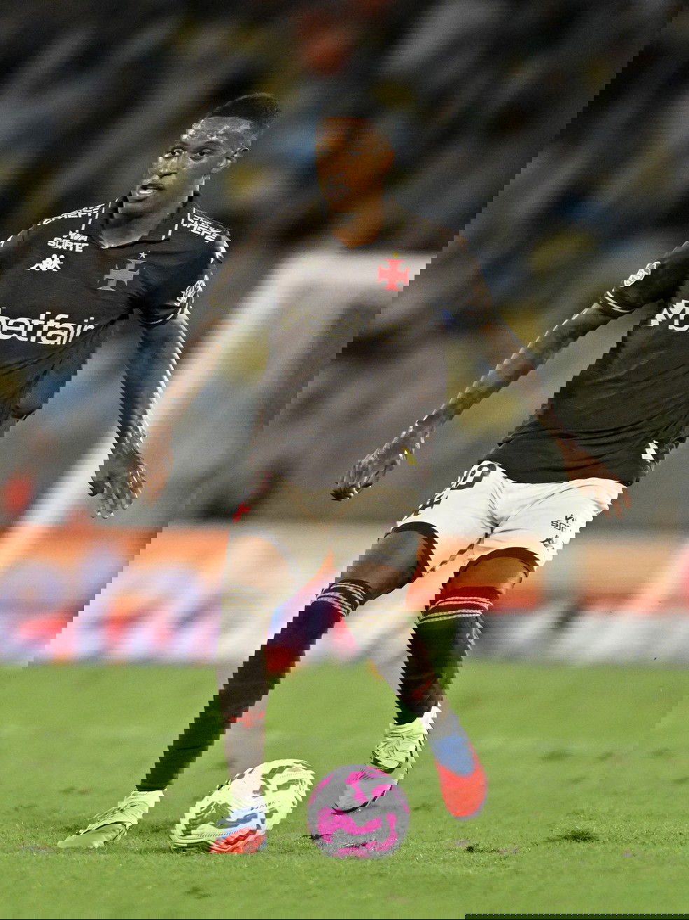 20251101-130504-1-23-robert-renan-vasco-x-fluminense-foto-andre-durao-ge Jogador do Vasco driblando com bola no campo.