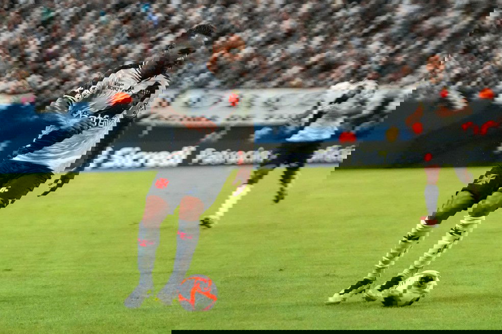 20251101-130507-1-30-alex-teixeira-em-acao-pelo-vasco-foto-aguilar-abecassisagif Jogador do Vasco Controlando a Bola em Campo de Futebol.