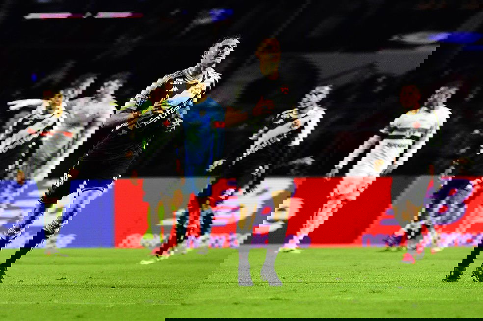 20251101-130509-1-36-vegetti-sao-paulo-x-vasco-morumbis-brasileirao-foto-marcos-ribolli Vasco da Gama em campo durante jogo oficial.