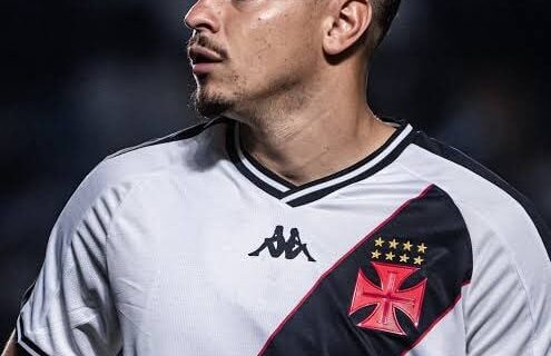 Jogador do Vasco com uniforme oficial.