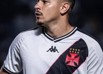 Jogador do Vasco com uniforme branco e detalhes pretos.