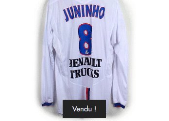 Camisa branca de futebol com nome e número.