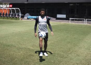 Jogador do Vasco treinando com a bola nos gramados.