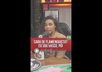 Jovem falando ao microfone em estúdio de rádio.