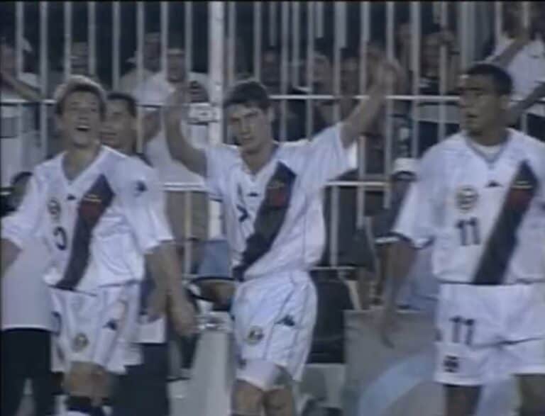 Jogadores do Vasco comemorando na torcida.