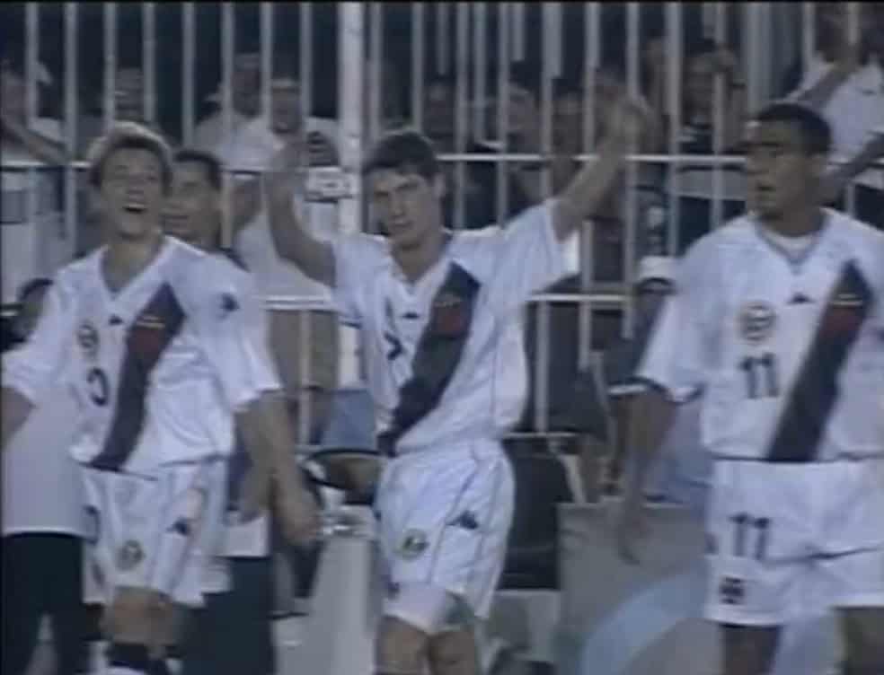 Jogadores do Vasco comemorando na torcida.