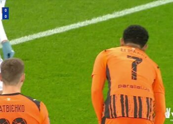 Jogadores do Vasco em campo, visto de costas.