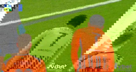 Jogadores do Vasco em campo, visto de costas.