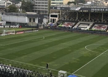 Gramado do estádio do Vasco, com assentos coloridos formando o nome do clube.