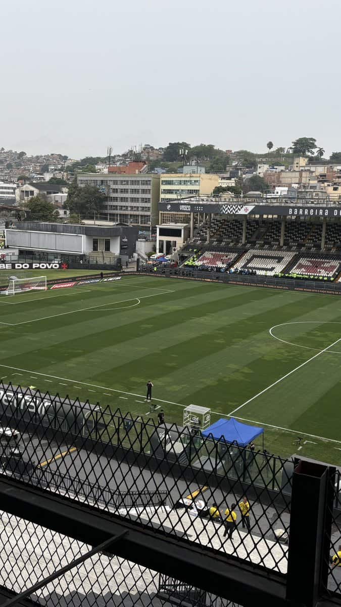 Gramado do estádio do Vasco, com assentos coloridos formando o nome do clube.