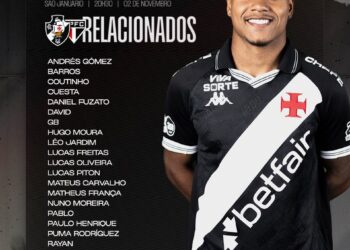 Relacionados elenco do Vasco com jogador usando uniforme preto e branco.