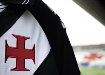 Escudo do Vasco em destaque no uniforme.