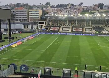 Campo de futebol do estádio do Vasco, com arquibancadas e iluminação.