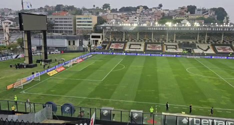 Campo de futebol do estádio do Vasco, com arquibancadas e iluminação.