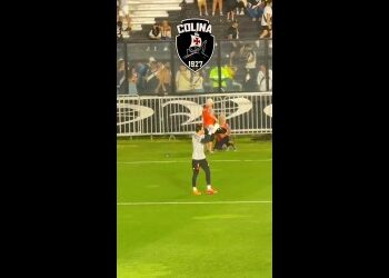 Goleiro do Vasco defende pênalti durante partida.