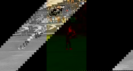 Goleiro do Vasco defende pênalti durante partida.