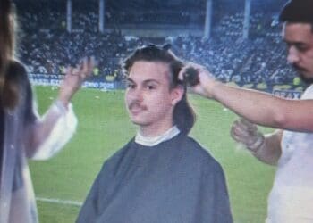 Vasca sendo maquiada no campo do estádio.