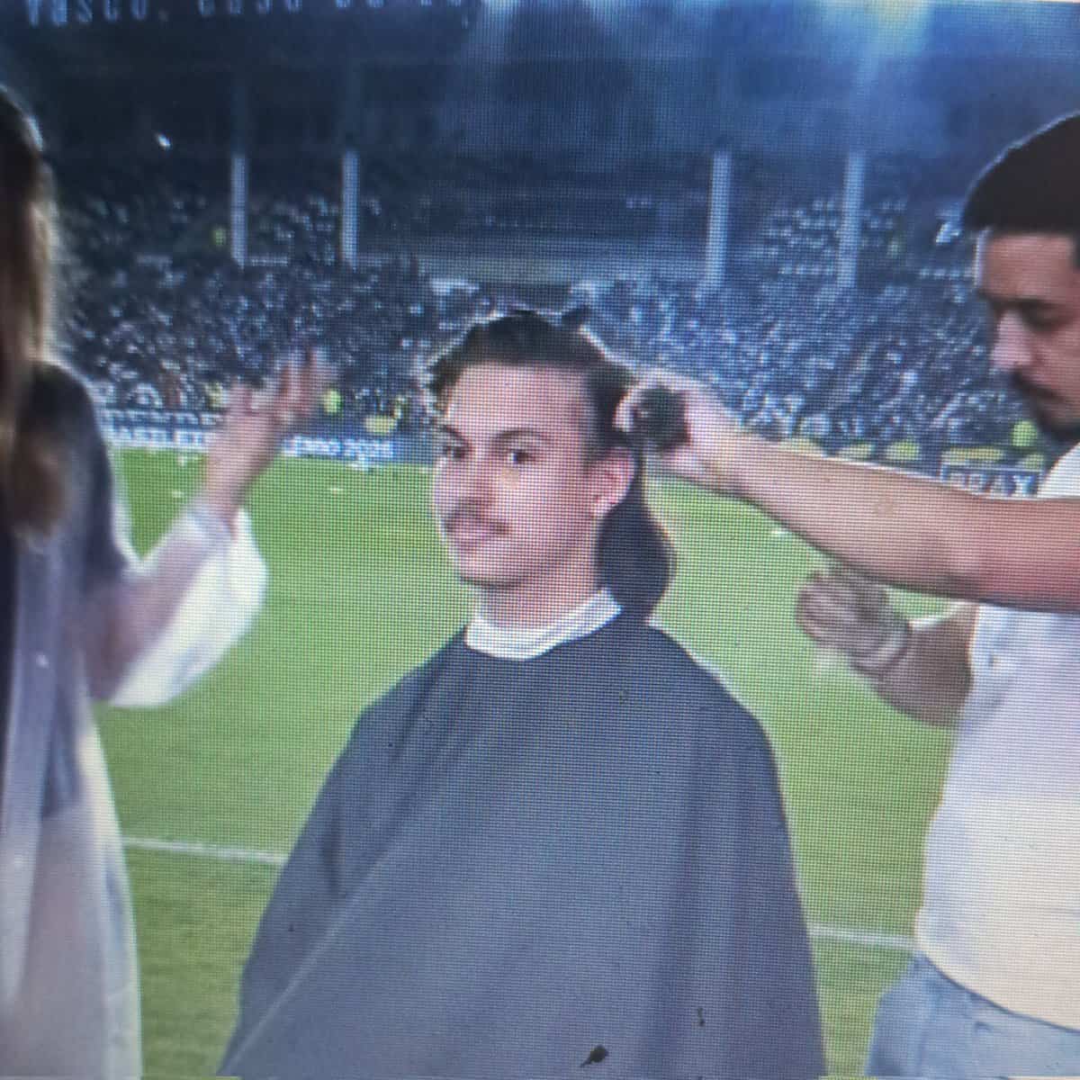Vasca sendo maquiada no campo do estádio.