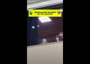 Pessoas assistindo a um evento em um auditório.