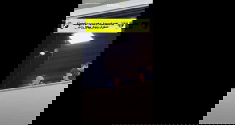 Pessoas assistindo a um evento em um auditório.