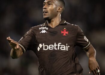 - Jogador do Vasco em ação durante partida.