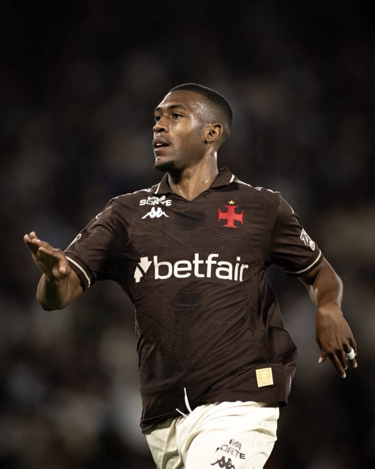 - Jogador do Vasco em ação durante partida.