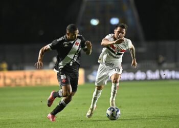 Jogadores de futebol em ação na partida.