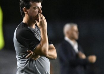 Filename: tecnico-do-vasco-em-uma-partida-de-futebol.jpg.