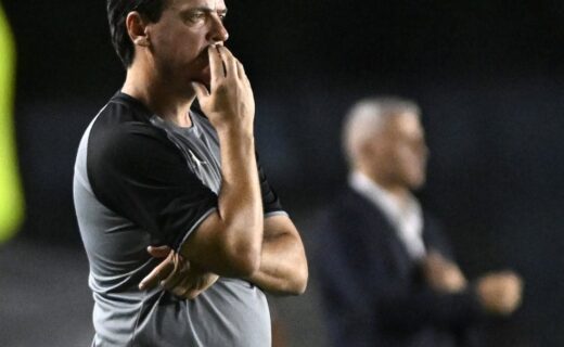 Filename: tecnico-do-vasco-em-uma-partida-de-futebol.jpg.