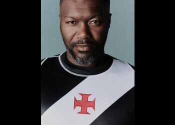 Homem com camisa do Vasco.