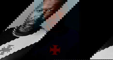 Homem com camisa do Vasco.