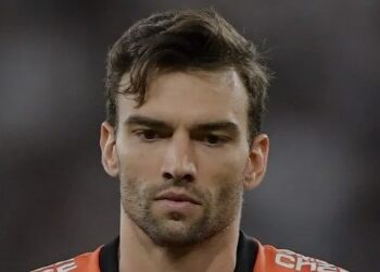 Jogador de futebol Vasco da Gama em campo.