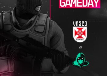 Jogador com máscara de guerra e rifle na mão.