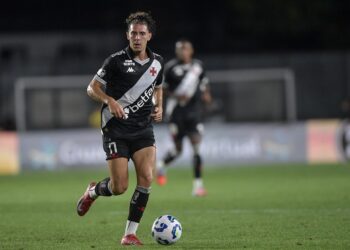 Jogador do Vasco em ação durante partida noturna.