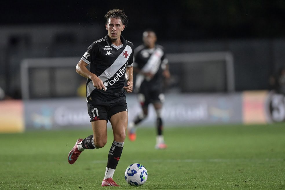 Jogador do Vasco em ação durante partida noturna.